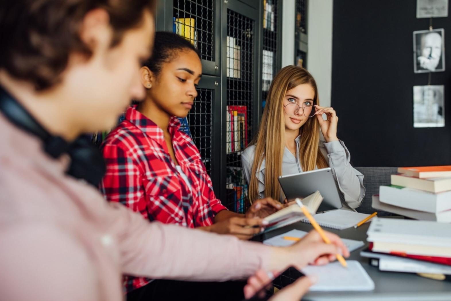 Séance de formation en analyse financière avec écrans d'ordinateur montrant des graphiques financiers